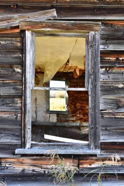 Una Imagen Una Vieja Ventana Rota Mirando Interior Una Espeluznante — Foto de Stock