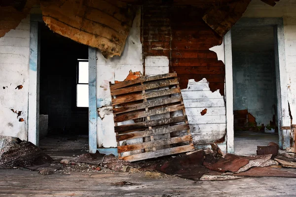 An image of the interior of a creepy old abandoned house.