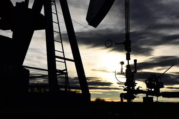 Silhouette Eines Funktionierenden Pumpenhebers Der Und Gasindustrie Bei Sonnenuntergang — Stockfoto