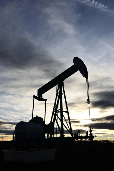 Silhouette Eines Funktionierenden Pumpenhebers Der Und Gasindustrie Bei Sonnenuntergang — Stockfoto