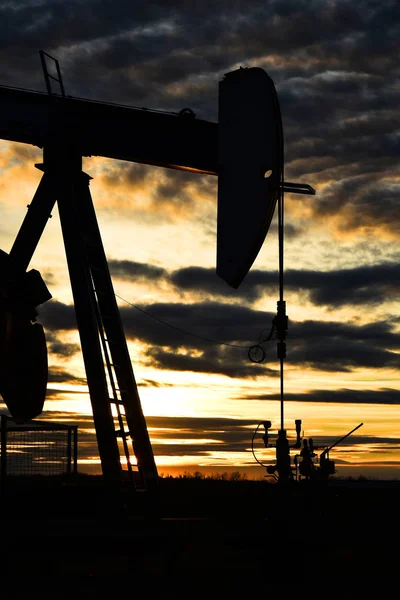 Silhouette Eines Funktionierenden Pumpenhebers Der Und Gasindustrie Bei Sonnenuntergang — Stockfoto