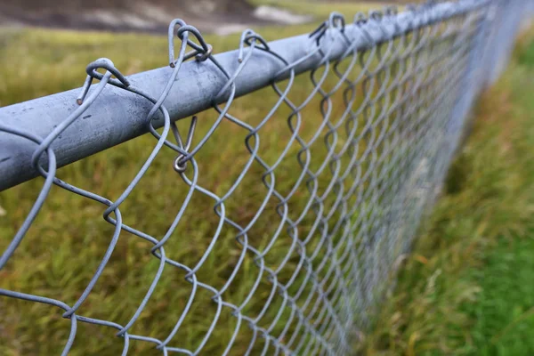 Ein Abstraktes Bild Eines Metallkettensicherheitszauns — Stockfoto