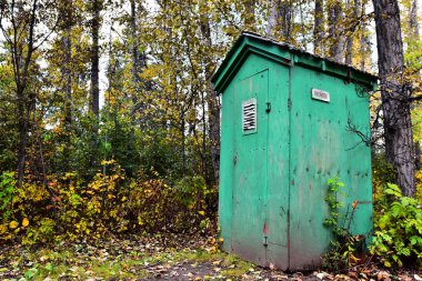 Bir kamp zemin ahşap bir eski genel bahçedeki görüntüsünü. 