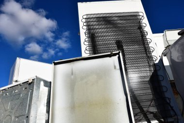 Görüntüyü bir geri dönüşüm tesisinde birkaç eski ve el aletleri. 