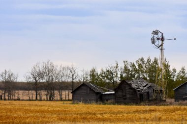 Alacakaranlıkta bir eski metal tarım yel değirmeni bir görüntü. 