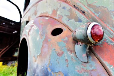 Paslı eski araba vintage kırmızı kuyruk ışıkları görüntüsünü yakından. 