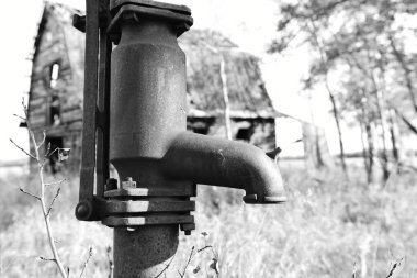 Antika bir su de önünde eski bir görüntüsünü çalıştırmak ahırını. 