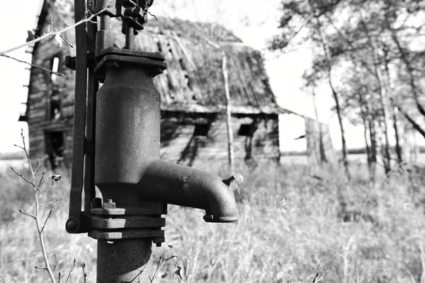 Una Imagen Antiguo Pozo Agua Frente Antiguo Granero — Foto de Stock