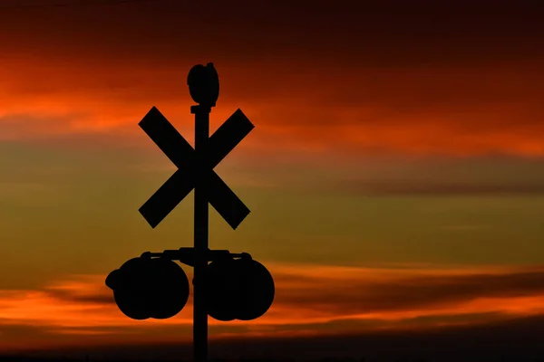 Afbeelding Van Een Silhouet Van Een Trein Kruising Signaal Bij — Stockfoto