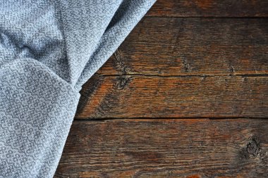 Eski tarz Masa örtüsü ahşap ülke mutfak masasının üzerinde bir görüntü. 