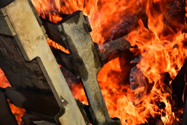 Bir binanın yangın tarafından tüketilmekte olan soyut resim. 