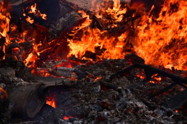 Bir binanın yangın tarafından tüketilmekte olan soyut resim. 