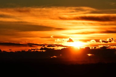 Görüntüyü bir açık alan üzerinde parlak bir turuncu günbatımı. 