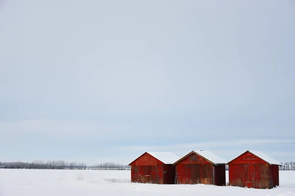 Bir Soğuk Kış Sabahı Eski Ahşap Tarım Tahıl Ambarları Görüntüsünü — Stok fotoğraf