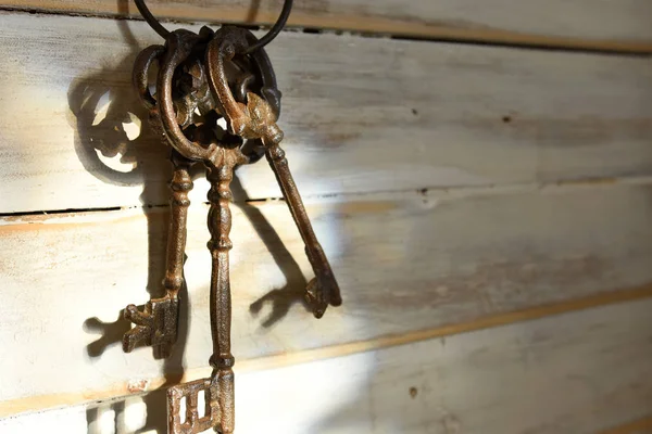 Une Image Rapprochée Trois Clés Décoratives Antiques Sur Porte Clés — Photo