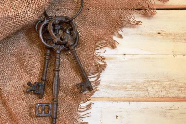 Μια Στενή Επάνω Εικόνα Τρία Αντίκες Διακοσμητικά Κλειδιών Ένα Μεταλλικό — Φωτογραφία Αρχείου