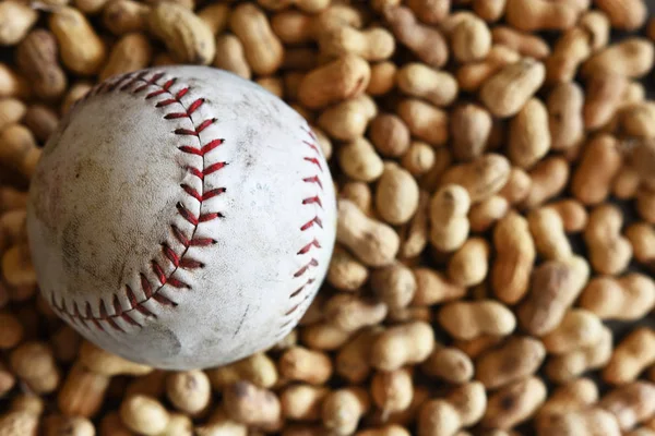古い革野球とロースト ピーナッツのイメージに近い — ストック写真