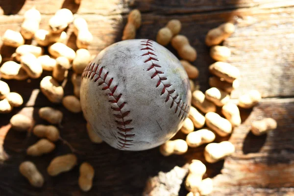 Nahaufnahme Eines Alten Lederbaseballs Und Gerösteter Erdnüsse — Stockfoto