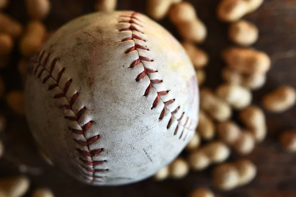 Nahaufnahme Eines Alten Lederbaseballs Und Gerösteter Erdnüsse — Stockfoto