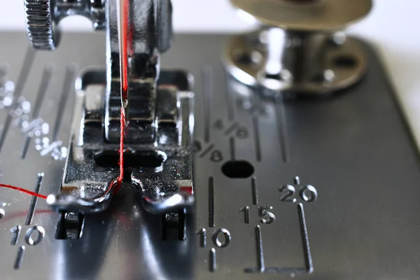 Uma Imagem Perto Uma Agulha Máquina Costura Com Fio Vermelho — Fotografia de Stock