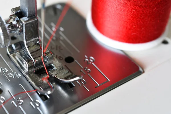 Close Image Sewing Machine Needle Bright Red Thread — Stock Photo, Image