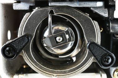 Bir dikiş makinesi bobin tutucu görüntüsünü yakından. 