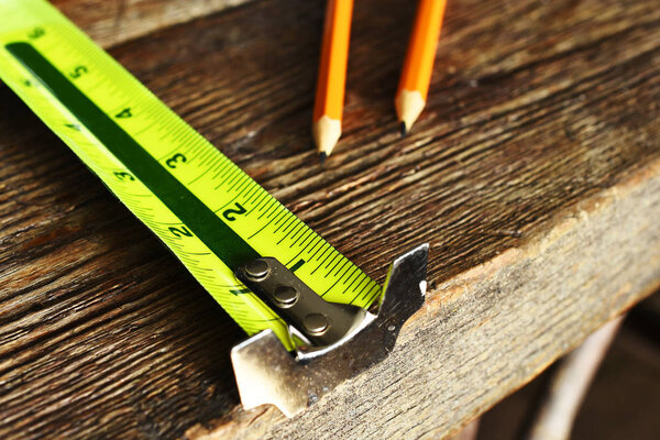 Изображение верхней части изображения желтой ленты и двух деревянных карандашей на деревянном верстаке
. 