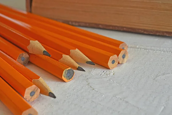 Zamknij Się Obraz Kilku Drewnianych Ołówków Stare Drewniane Biurko — Zdjęcie stockowe