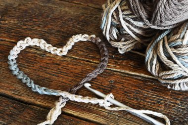 Tek tığ işi görüntüsünü yakından kanca ve bir kalp şeklinde sembol iplik kroşe.