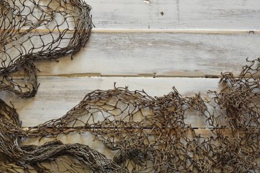 Kahverengi bir üstten görünüm görüntüsünü Balık ağı üzerinde bir beyaz yıkanmış ahşap arka plan. 