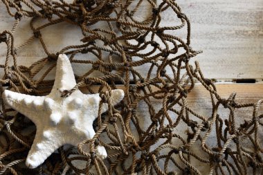 Kahverengi bir üstten görünüm görüntüsünü Balık ağı üzerinde bir beyaz yıkanmış ahşap arka plan. 