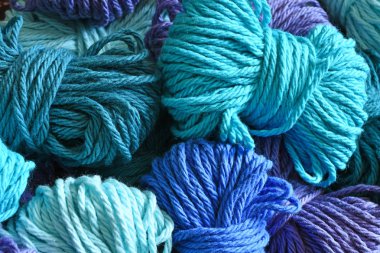 Bir yakından görüntü parlak renkli zanaat iplikleri. 