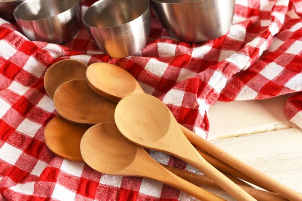 在质朴的厨房里 几个木制的混合勺子和锡测量杯的近照图像 — 图库照片