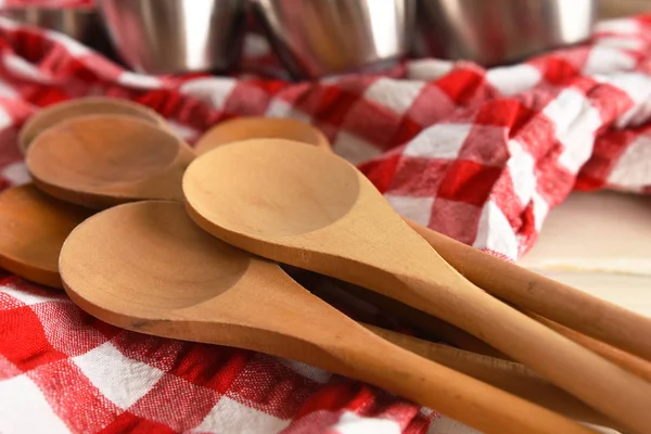 在质朴的厨房里 几个木制的混合勺子和锡测量杯的近照图像 — 图库照片
