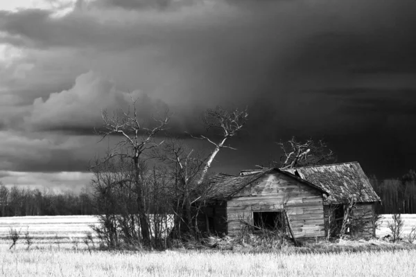 Czarno Biały Obraz Przerażający Stary Opuszczony Dom Pod Ciemnymi Burzami — Zdjęcie stockowe