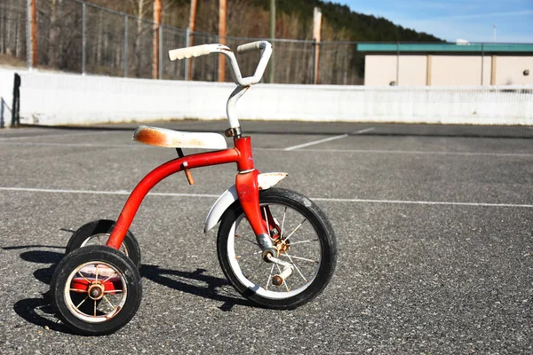 Uma Imagem Velho Triciclo Vermelho Parque Escolar Vazio — Fotografia de Stock