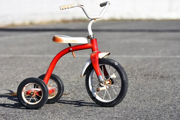 Boş Bir Okul Oyun Alanında Eski Bir Kırmızı Tekerlekli Bisiklet — Stok fotoğraf