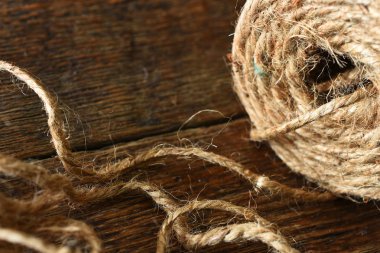 Ahşap bir masa üstü üzerinde eski moda kahverengi ambalaj ipi yakın bir görüntü. 