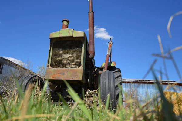 錆びて残された古いヴィンテージ農場トラクターの画像 — ストック写真