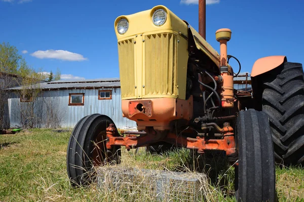 Una Imagen Viejo Tractor Granja Vintage Dejado Para Oxidarse — Foto de Stock