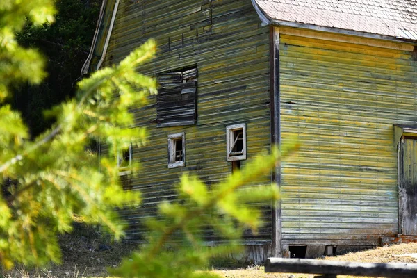 Bild Einer Alten Hölzernen Landwirtschaftlichen Scheune Mit Verblasster Gelber Farbe — Stockfoto