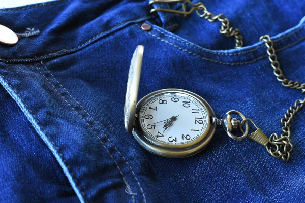 Una Imagen Cerca Reloj Bolsillo Antiguo Par Vaqueros Azules Oscuros — Foto de Stock