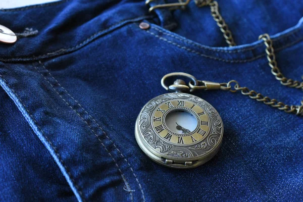 Una Imagen Cerca Reloj Bolsillo Antiguo Par Vaqueros Azules Oscuros — Foto de Stock