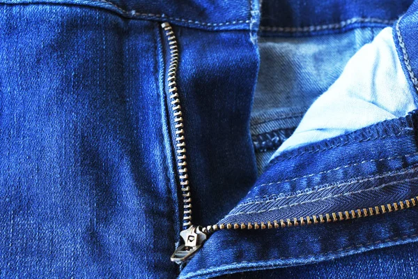全新蓝色牛仔牛仔裤上开放式拉链的特写图像 — 图库照片