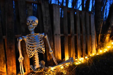 Ürpertici Cadılar Bayramı canavarları ve goblinler karanlık ve rahatsız bir görüntü. 