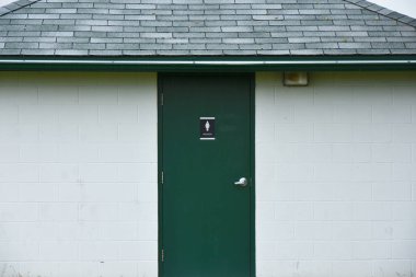 Bayanlar tuvaletindeki yeşil kapının resmi..