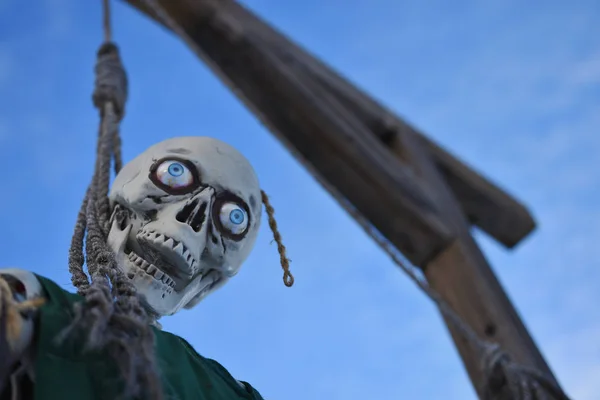 Uma Imagem Esqueleto Pendurado Pelo Laço Carrasco Halloween — Fotografia de Stock