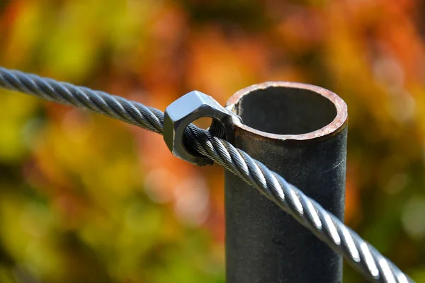 Nahaufnahme Eines Drahtseil Begrenzungsseils Das Einen Metallmast Geschweißt Wird Eine — Stockfoto