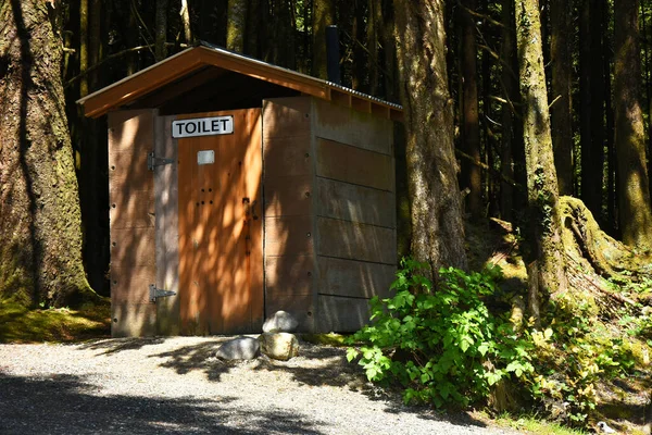 An image of an old wooden outdoor public toilet in a wooded area. — Stock Image Image Old Wooden Outdoor Public Toilet Wooded Area Stock Picture