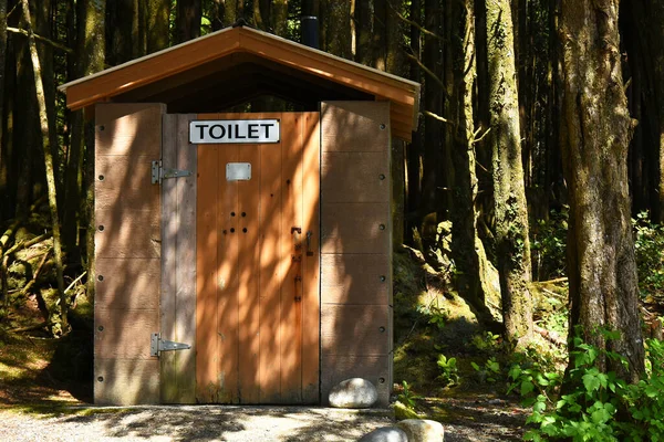 An image of an old wooden outdoor public toilet in a wooded area. — Stock Image Image Old Wooden Outdoor Public Toilet Wooded Area Royalty Free Stock Photos